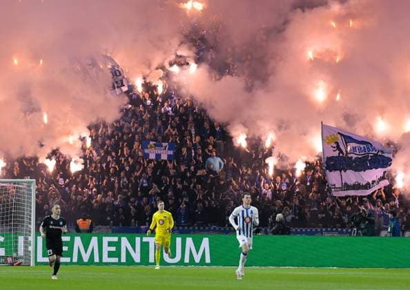Fussball 2. Bundesliga, Hertha BSC - 1. FC Magdeburg 16.02.2024, xdanx, Fussball 2. Bundesliga, Hertha BSC - 1. FC Magdeburg, v.l. Fans, Stimmung, Schals, Fahnen, Besucher, Trikots, Ultras, Hertha BSC Berlin zuenden Pyrotechnik, Bengalos, Rauch (DFL DFB REGULATIONS PROHIBIT ANY USE OF PHOTOGRAPHS as IMAGE SEQUENCES and or QUASI-VIDEO) Foto: Daniel Lakomski Mix1 Berlin Olympiastadion Berlin Berlin Deutschland (DE)
