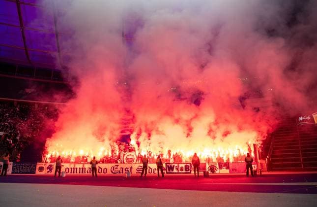 Fussball, Herren, Saison 2023 2024, 2. Bundesliga (22. Spieltag), Hertha BSC - 1. FC Magdeburg, Fans von Magdeburg zünden Pyrotechnik, 16.02. 2024,