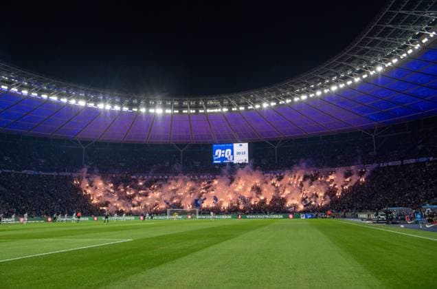 Fussball, Herren, Saison 2023 2024, 2. Bundesliga (22. Spieltag), Hertha BSC - 1. FC Magdeburg, Fans von Hertha zünden Pyrotechnik, 16.02. 2024,
