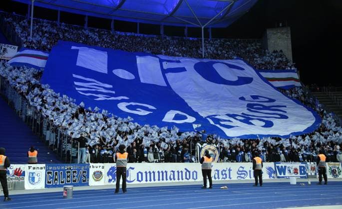 Riesenlogo Choreografie im Magdeburger Fanblock Fußball Fussball DFL 2.Bundesliga Herren 22.Spieltag Saison 2023 2024 16.02.2024 Hertha BSC Berlin vs. 1.FC Magdeburg FCM DFL regulations prohibit any use of photographs as image sequences and or quasi-video
