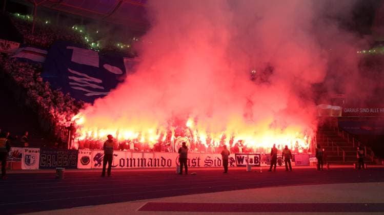 Pyrotechnik, Bengalos, Feuerwerk im Magdeburger Fanblock Fußball Fussball DFL 2.Bundesliga Herren 22.Spieltag Saison 2023 2024 16.02.2024 Hertha BSC Berlin vs. 1.FC Magdeburg FCM DFL regulations prohibit any use of photographs as image sequences and or quasi-video