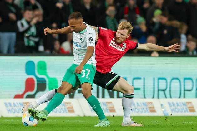 Julian Green (SpVgg Greuther Fuerth) und Andreas Voglsammer (Hannover 96) kaempfen um den Ball, 2. Bundesliga, Hannover 96 vs SpVgg Greuther Fuerth, HDI-Arena, 16.02.2024, Hannover, Deutschland.