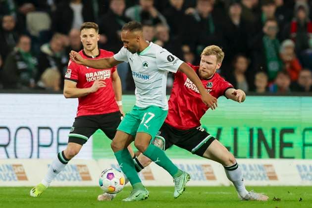 Julian Green (SpVgg Greuther Fuerth) und Andreas Voglsammer (Hannover 96) kaempfen um den Ball, 2. Bundesliga, Hannover 96 vs SpVgg Greuther Fuerth, HDI-Arena, 16.02.2024, Hannover, Deutschland.