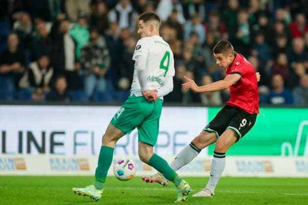 Damian Michalski (SpVgg Greuther Fuerth) und Nicolo Tresoldi (Hannover 96) kaempfen um den Ball, 2. Bundesliga, Hannover 96 vs SpVgg Greuther Fuerth, HDI-Arena, 16.02.2024, Hannover, Deutschland.