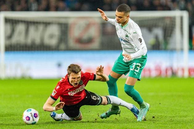 Fabian Kunze (Hannover 96, 6) Maximilian Dietz (Greuter Fuerth, 33) Hannover 96 vs. Greuther Fuerth, Fussball, 2. Bundesliga, 22. Spieltag, 16.02.2024 DFL REGULATIONS PROHIBIT ANY OUSE OF PHOTOGRAPHS AS IMAGE SEQUENCES AND OR QUASI-VIDEO Hannover 96 vs. Greuther Fuerth, Fussball, 2. Bundesliga, 22. Spieltag, 16.02.2024 Hannover