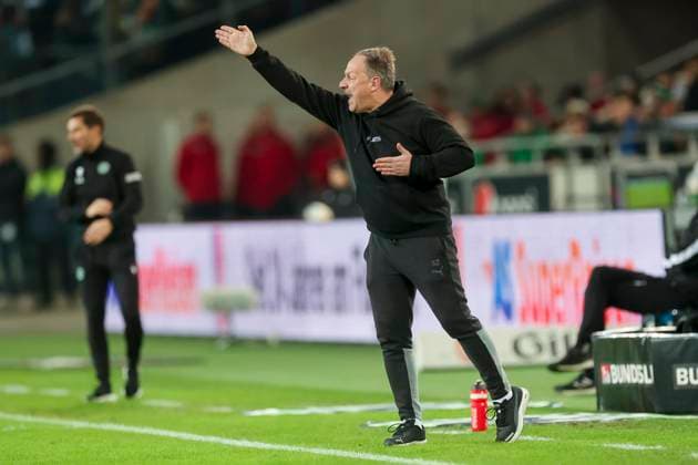 Trainer Alexander Zorniger (SpVgg Greuther Fuerth) gestikuliert, 2. Bundesliga, Hannover 96 vs SpVgg Greuther Fuerth, HDI-Arena, 16.02.2024, Hannover, Deutschland.