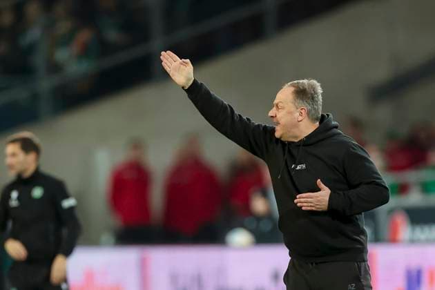 Trainer Alexander Zorniger (SpVgg Greuther Fuerth) gestikuliert, 2. Bundesliga, Hannover 96 vs SpVgg Greuther Fuerth, HDI-Arena, 16.02.2024, Hannover, Deutschland.