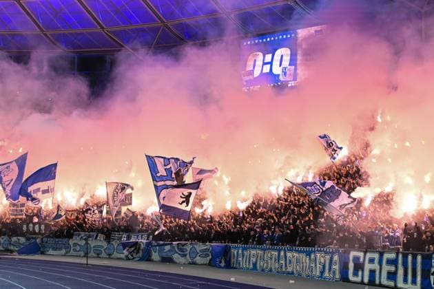 2. Bundesliga - Hertha BSC Berlin - 1. FC Magdeburg am 16.02.2024 im Olympiastadion in Berlin Fans aus Berlin zünden bengalisches Feuer
