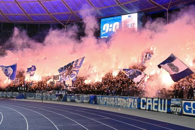 2. Bundesliga - Hertha BSC Berlin - 1. FC Magdeburg am 16.02.2024 im Olympiastadion in Berlin Fans aus Berlin zünden bengalisches Feuer