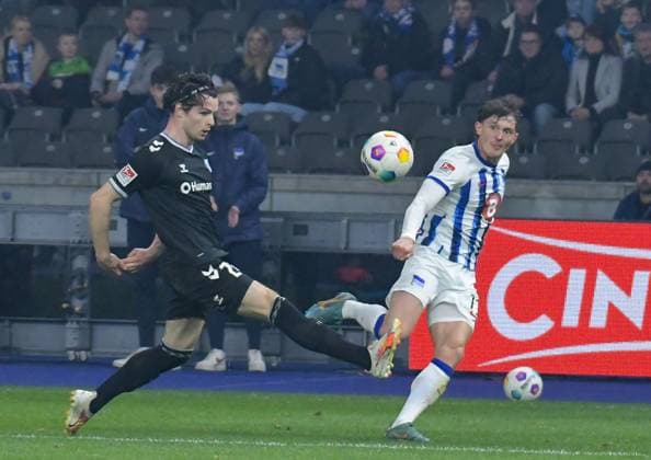 Fussball 2. Bundesliga, Hertha BSC - 1. FC Magdeburg 16.02.2024, xdanx, Fussball 2. Bundesliga, Hertha BSC - 1. FC Magdeburg, v.l. Jean Hugonet (1. FC Magdeburg 24),Fabian Reese (Hertha BSC 11),Zweikampf, Duell, Kampf, tackle (DFL DFB REGULATIONS PROHIBIT ANY USE OF PHOTOGRAPHS as IMAGE SEQUENCES and or QUASI-VIDEO) Foto: Daniel Lakomski Mix1 Berlin Olympiastadion Berlin Berlin Deutschland (DE)