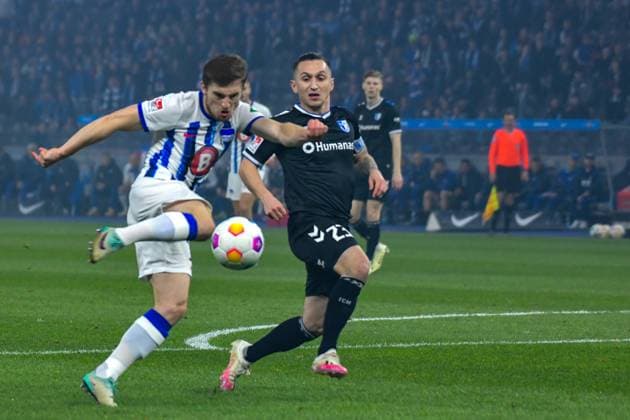 Fussball 2. Bundesliga, Hertha BSC - 1. FC Magdeburg 16.02.2024, xdanx, Fussball 2. Bundesliga, Hertha BSC - 1. FC Magdeburg, v.l. Jonjoe Kenny (Hertha BSC 16),Baris Atik (1. FC Magdeburg 23), Torschuss (DFL DFB REGULATIONS PROHIBIT ANY USE OF PHOTOGRAPHS as IMAGE SEQUENCES and or QUASI-VIDEO) Foto: Daniel Lakomski Mix1 Berlin Olympiastadion Berlin Berlin Deutschland (DE)