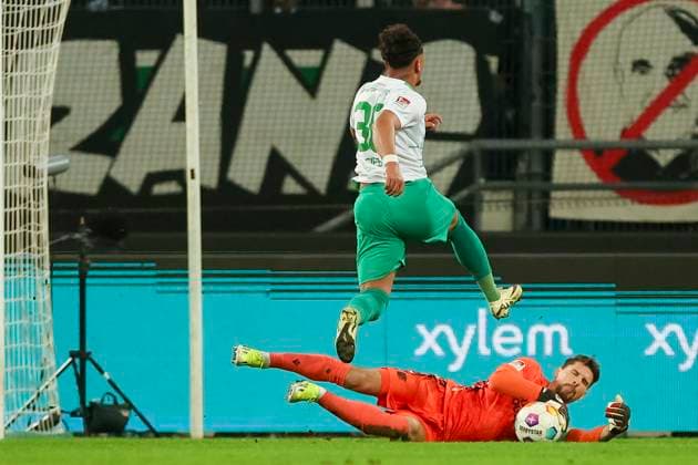 Julian Green (SpVgg Greuther Fuerth) und Torhueter Ron-Robert Zieler (Hannover 96) kaempfen um den Ball, 2. Bundesliga, Hannover 96 vs SpVgg Greuther Fuerth, HDI-Arena, 16.02.2024, Hannover, Deutschland.