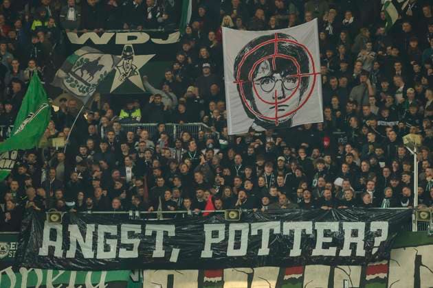 Die Fans von Hannover 96 zeigen ein Plakat mit einem Fadenkreuz und darin Harry Potter abgebildet, 2. Bundesliga, Hannover 96 vs SpVgg Greuther Fuerth, HDI-Arena, 16.02.2024, Hannover, Deutschland.
