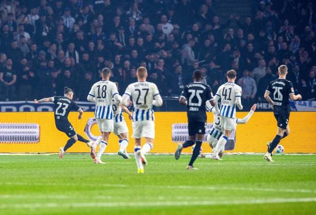 Fussball, Herren, Saison 2023 2024, 2. Bundesliga (22. Spieltag), Hertha BSC - 1. FC Magdeburg, v. l. Baris Atik (1. FC Magdeburg) erzielt das Tor zum 0:1, 16.02. 2024,