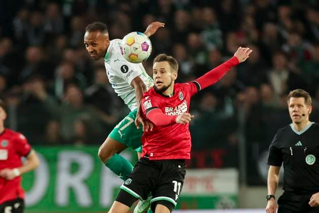 Julian Green (SpVgg Greuther Fuerth) und Louis Schaub (Hannover 96) kaempfen um den Ball, 2. Bundesliga, Hannover 96 vs SpVgg Greuther Fuerth, HDI-Arena, 16.02.2024, Hannover, Deutschland.