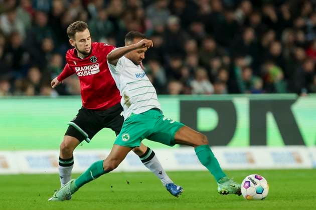 Louis Schaub (Hannover 96) und Julian Green (SpVgg Greuther Fuerth) kaempfen um den Ball, 2. Bundesliga, Hannover 96 vs SpVgg Greuther Fuerth, HDI-Arena, 16.02.2024, Hannover, Deutschland.