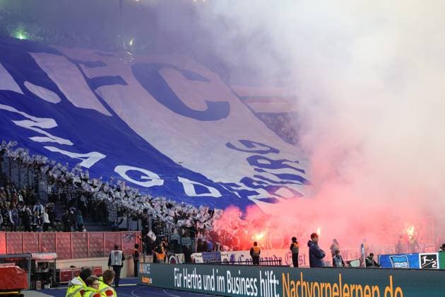 DEU, DFL, 2. FBL, Hertha BSC vs. 1.FC Magdeburg, 16.02.2024, Berliner Olympiastadion, Berlin, DEU, DFL, 2. FBL, Hertha BSC vs. 1.FC Magdeburg, im Bild Magdeburger-Fanblock, Pyrto DFL - regulations prohibit any use of Photographs as image sequences and or quasi-video Foto: Juergen Engler nordphoto GmbH