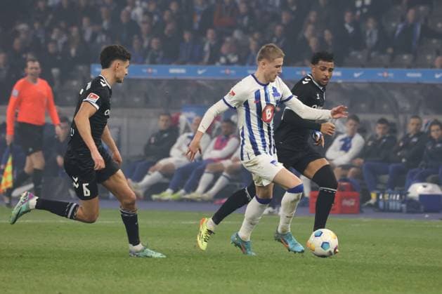 DEU, DFL, 2. FBL, Hertha BSC vs. 1.FC Magdeburg, 16.02.2024, Berliner Olympiastadion, Berlin, DEU, DFL, 2. FBL, Hertha BSC vs. 1.FC Magdeburg, im Bild Marten Winkler (Hertha BSC Berlin 22),m6 , Xavier Amaechi (1.FC Magdeburg 20), DFL - regulations prohibit any use of Photographs as image sequences and or quasi-video Foto: Juergen Engler nordphoto GmbH