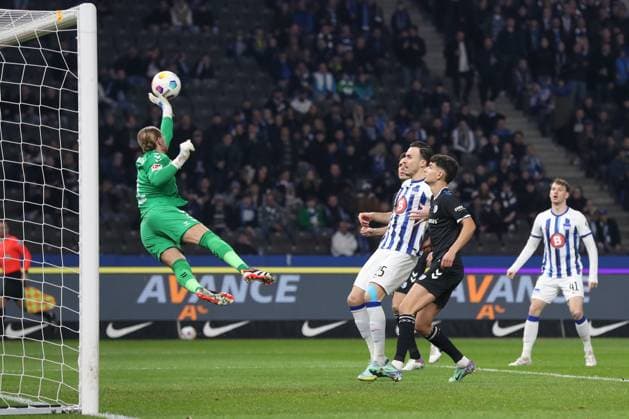 16.02.2024, xtgx, Fussball - 2.Bundesliga, Hertha BSC Berlin - 1.FC Magdeburg emspor, v.l. Dominik Reimann (Magdeburg, 1) Parade, haelt den Ball, faengt den Ball, pariert (DFL DFB REGULATIONS PROHIBIT ANY USE OF PHOTOGRAPHS as IMAGE SEQUENCES and or QUASI-VIDEO) Berlin