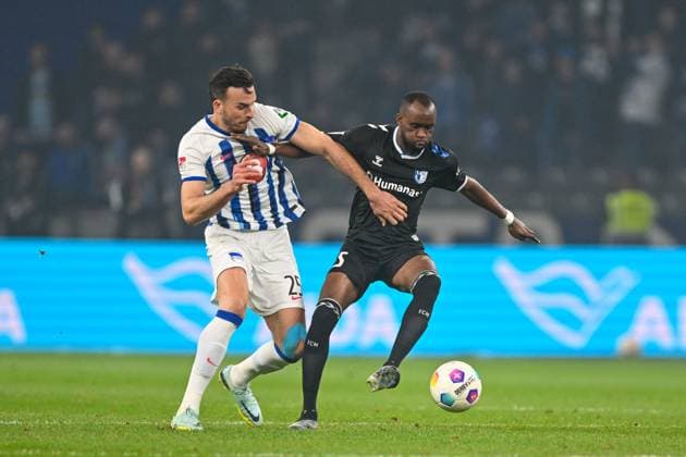 2. Bundesliga - Hertha BSC Berlin - 1. FC Magdeburg am 16.02.2024 im Olympiastadion in Berlin Haris Tabakovic (Hertha BSC Berlin) im Zweikampf gegen Silas Gnaka (FC Magdeburg)