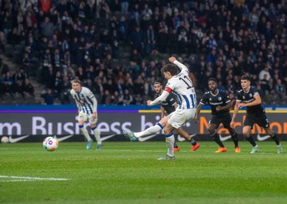 Fussball, Herren, Saison 2023 2024, 2. Bundesliga (22. Spieltag), Hertha BSC - 1. FC Magdeburg, Fabian Reese (Hertha BSC) erzielt per Foulelfmeter das Tor zum 1:1, 16.02. 2024,
