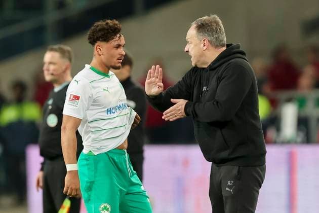 Armindo Sieb (SpVgg Greuther Fuerth) und Trainer Alexander Zorniger (SpVgg Greuther Fuerth) unterhalten sich, 2. Bundesliga, Hannover 96 vs SpVgg Greuther Fuerth, HDI-Arena, 16.02.2024, Hannover, Deutschland.