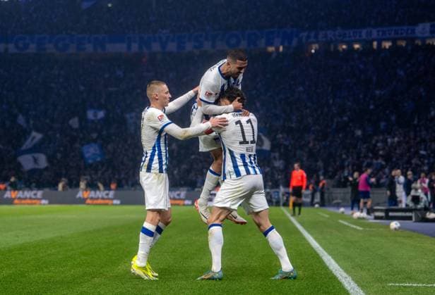 Fussball, Herren, Saison 2023 2024, 2. Bundesliga (22. Spieltag), Hertha BSC - 1. FC Magdeburg, v. l. Palko Dardai (Hertha BSC), Aymen Barkok (Hertha BSC), Fabian Reese (Hertha BSC), Jubel nach Tor zum 1:1, 16.02. 2024,