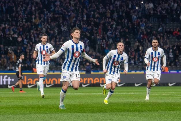 Fussball, Herren, Saison 2023 2024, 2. Bundesliga (22. Spieltag), Hertha BSC - 1. FC Magdeburg, v. l. Haris Tabakovic (Hertha BSC), Fabian Reese (Hertha BSC), Palko Dardai (Hertha BSC), Aymen Barkok (Hertha BSC), Jubel nach Tor zum 1:1, 16.02. 2024,