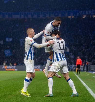 Fussball, Herren, Saison 2023 2024, 2. Bundesliga (22. Spieltag), Hertha BSC - 1. FC Magdeburg, v. l. Palko Dardai (Hertha BSC), Aymen Barkok (Hertha BSC), Fabian Reese (Hertha BSC), Jubel nach Tor zum 1:1, 16.02. 2024,