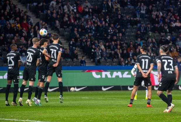 Fussball, Herren, Saison 2023 2024, 2. Bundesliga (22. Spieltag), Hertha BSC - 1. FC Magdeburg, Palko Dardai (Hertha BSC) erzielt per Freistoß das Tor zum 2:1, 16.02. 2024,