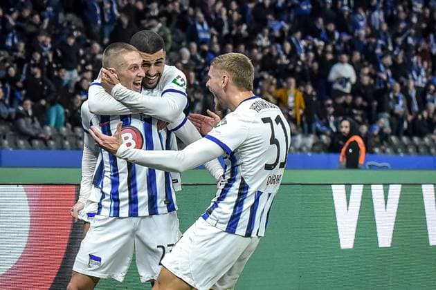 Fussball 2. Bundesliga, Hertha BSC - 1. FC Magdeburg 16.02.2024, xdanx, Fussball 2. Bundesliga, Hertha BSC - 1. FC Magdeburg, v.l. Jubel nach dem 2:1 durch Palko Dardai (Hertha BSC 27),Aymen Barkok (Hertha BSC 18),Marton Dardai (Hertha BSC 31),Jubel (DFL DFB REGULATIONS PROHIBIT ANY USE OF PHOTOGRAPHS as IMAGE SEQUENCES and or QUASI-VIDEO) Foto: Daniel Lakomski Mix1 Berlin Olympiastadion Berlin Berlin Deutschland (DE)