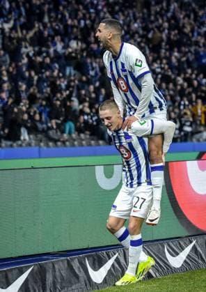 Fussball 2. Bundesliga, Hertha BSC - 1. FC Magdeburg 16.02.2024, xdanx, Fussball 2. Bundesliga, Hertha BSC - 1. FC Magdeburg, v.l. Jubel nach dem 2:1 durch Palko Dardai (Hertha BSC 27)Aymen Barkok (Hertha BSC 18),Jubel (DFL DFB REGULATIONS PROHIBIT ANY USE OF PHOTOGRAPHS as IMAGE SEQUENCES and or QUASI-VIDEO) Foto: Daniel Lakomski Mix1 Berlin Olympiastadion Berlin Berlin Deutschland (DE)