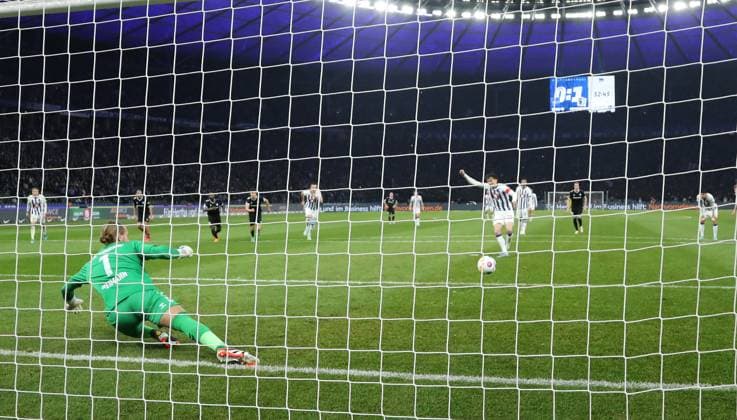 Fabian Reese schießt Elfmeter Strafstoß gegen zum 1:1 Ausgleich gegen Torwart Dominik Reimann Fußball Fussball DFL 2.Bundesliga Herren 22.Spieltag Saison 2023 2024 16.02.2024 Hertha BSC Berlin vs. 1.FC Magdeburg FCM DFL regulations prohibit any use of photographs as image sequences and or quasi-video