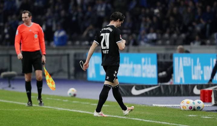 Schiedsrichter Florian Exner rote Karte für Malcolm Cacutalua Fußball Fussball DFL 2.Bundesliga Herren 22.Spieltag Saison 2023 2024 16.02.2024 Hertha BSC Berlin vs. 1.FC Magdeburg FCM DFL regulations prohibit any use of photographs as image sequences and or quasi-video