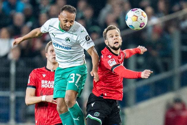 Sport Bilder des Tages Julian Green (Greuter Fuerth, 37) Louis Schaub (Hannover 96, 11) Hannover 96 vs. Greuther Fuerth, Fussball, 2. Bundesliga, 22. Spieltag, 16.02.2024 DFL REGULATIONS PROHIBIT ANY OUSE OF PHOTOGRAPHS AS IMAGE SEQUENCES AND OR QUASI-VIDEO Hannover 96 vs. Greuther Fuerth, Fussball, 2. Bundesliga, 22. Spieltag, 16.02.2024 Hannover