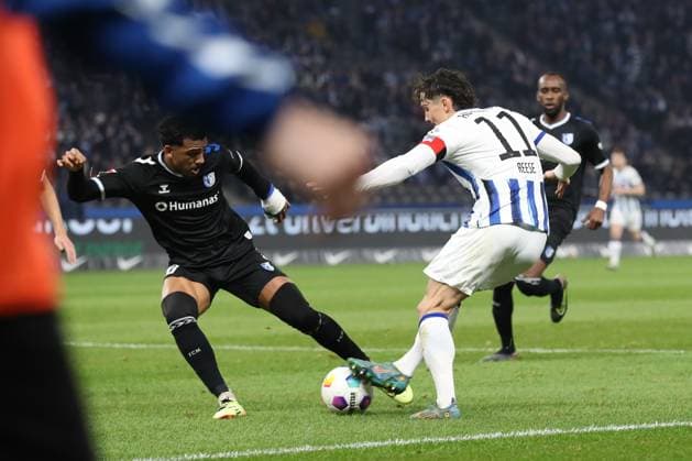 16.02.2024, xtgx, Fussball - 2.Bundesliga, Hertha BSC Berlin - 1.FC Magdeburg emspor, v.l. Xavier Amaechi (Magdeburg, 2Lucas Meister (Magdeburg, 2), Fabian Reese (Hertha, 11) Zweikampf, Duell, Kampf, tackle (DFL DFB REGULATIONS PROHIBIT ANY USE OF PHOTOGRAPHS as IMAGE SEQUENCES and or QUASI-VIDEO) Berlin