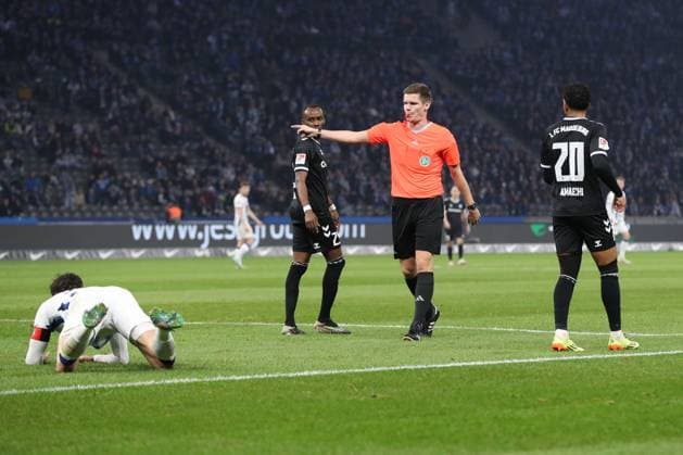 16.02.2024, xtgx, Fussball - 2.Bundesliga, Hertha BSC Berlin - 1.FC Magdeburg emspor, v.l. Schiedsrichter, Schiri, referee Florian Exner zeigt auf den Elfmeterpunkt (DFL DFB REGULATIONS PROHIBIT ANY USE OF PHOTOGRAPHS as IMAGE SEQUENCES and or QUASI-VIDEO) Berlin