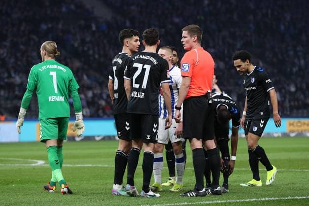 16.02.2024, xtgx, Fussball - 2.Bundesliga, Hertha BSC Berlin - 1.FC Magdeburg emspor, v.l. Diskusion zwischen Daniel Elfadli (Magdeburg, 6) und Tobias MoÂ¼ller (Magdeburg, 21) und Schiedsrichter, Schiri, referee Florian Exner. (DFL DFB REGULATIONS PROHIBIT ANY USE OF PHOTOGRAPHS as IMAGE SEQUENCES and or QUASI-VIDEO) Berlin