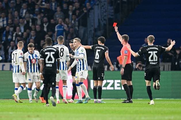 2. Bundesliga - Hertha BSC Berlin - 1. FC Magdeburg am 16.02.2024 im Olympiastadion in Berlin Rot, rot Karte für Jean Hugonet (FC Magdeburg) durch Schiedsrichter Exner, Florian