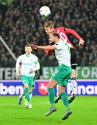 16.02.2024 - Fussball - Saison 2023 2024 - 2. Fussball - Bundesliga - 22. Spieltag: Hannover 96 H96 - SpVgg Greuther Fürth ( Kleeblatt ) - Sportfoto Zink MeZi - xmexzix - DFL regulations prohibit any use of photographs as image sequences and or quasi-video - only for editorial use - Simon Asta (2, SpVgg Greuther Fürth ) vor Sebastian Ernst (10, Hannover 96 H96 )