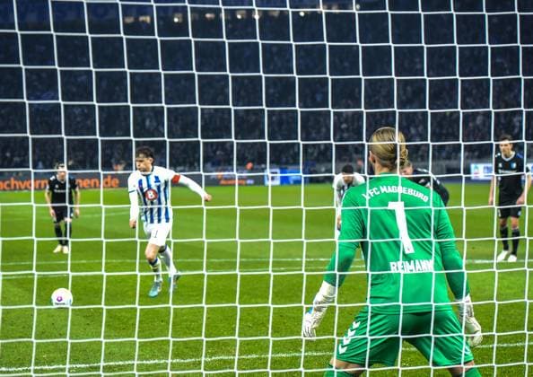 Fussball 2. Bundesliga, Hertha BSC - 1. FC Magdeburg 16.02.2024, xdanx, Fussball 2. Bundesliga, Hertha BSC - 1. FC Magdeburg, v.l. Fabian Reese (Hertha BSC 11),verwandelt den Elfmeter zum 1:1 (DFL DFB REGULATIONS PROHIBIT ANY USE OF PHOTOGRAPHS as IMAGE SEQUENCES and or QUASI-VIDEO) Foto: Daniel Lakomski Mix1 Berlin Olympiastadion Berlin Berlin Deutschland (DE)