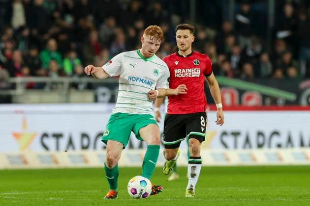 Robert Wagner (SpVgg Greuther Fuerth) und Enzo Leopold (Hannover 96) kaempfen um den Ball, 2. Bundesliga, Hannover 96 vs SpVgg Greuther Fuerth, HDI-Arena, 16.02.2024, Hannover, Deutschland.