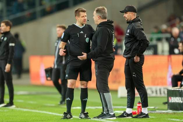 Schiedsrichter Patrick Ittrich (Hamburg) und Trainer Alexander Zorniger (SpVgg Greuther Fuerth) diskutieren, 2. Bundesliga, Hannover 96 vs SpVgg Greuther Fuerth, HDI-Arena, 16.02.2024, Hannover, Deutschland.
