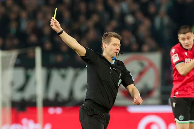 Schiedsrichter Patrick Ittrich (Hamburg) zeigt die Gelbe Karte, 2. Bundesliga, Hannover 96 vs SpVgg Greuther Fuerth, HDI-Arena, 16.02.2024, Hannover, Deutschland.