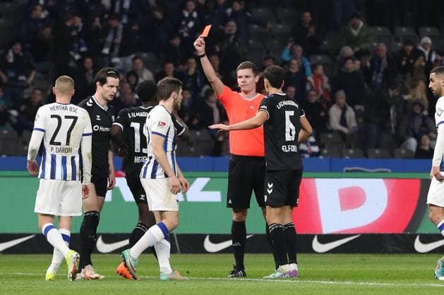 16.02.2024, xtgx, Fussball - 2.Bundesliga, Hertha BSC Berlin - 1.FC Magdeburg emspor, v.l. Rote Karte, Platzverweis, sent off für Jean Hugonet (Magdeburg, 24) (DFL DFB REGULATIONS PROHIBIT ANY USE OF PHOTOGRAPHS as IMAGE SEQUENCES and or QUASI-VIDEO) Berlin