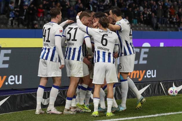 16.02.2024, xtgx, Fussball - 2.Bundesliga, Hertha BSC Berlin - 1.FC Magdeburg emspor, v.l. Jubel nach dem 2:1 Palko Dardai (Hertha, 27) (DFL DFB REGULATIONS PROHIBIT ANY USE OF PHOTOGRAPHS as IMAGE SEQUENCES and or QUASI-VIDEO) Berlin