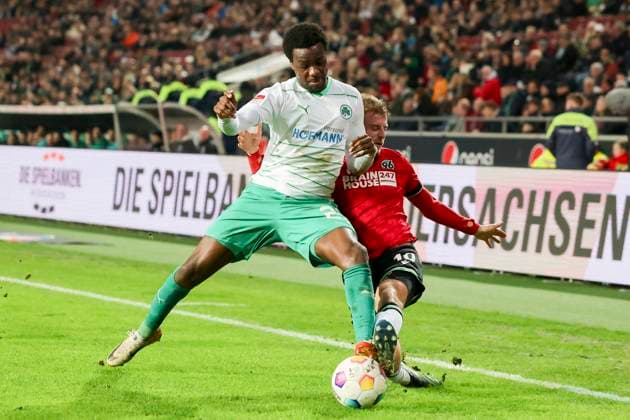 Gidoen Jung (SpVgg Greuther Fuerth) und Sebastian Ernst (Hannover 96) kaempfen um den Ball, 2. Bundesliga, Hannover 96 vs SpVgg Greuther Fuerth, HDI-Arena, 16.02.2024, Hannover, Deutschland.