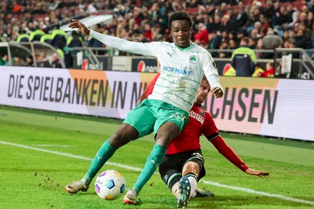 Gidoen Jung (SpVgg Greuther Fuerth) und Sebastian Ernst (Hannover 96) kaempfen um den Ball, 2. Bundesliga, Hannover 96 vs SpVgg Greuther Fuerth, HDI-Arena, 16.02.2024, Hannover, Deutschland.