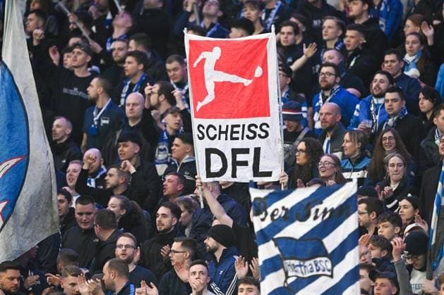 2. Bundesliga - Hertha BSC Berlin - 1. FC Magdeburg am 16.02.2024 im Olympiastadion in Berlin Transparent SCHEISS DFL.