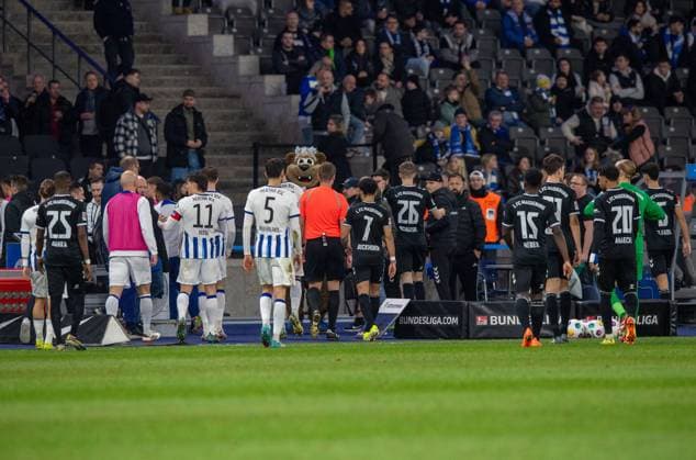 Fussball, Herren, Saison 2023 2024, 2. Bundesliga (22. Spieltag), Hertha BSC - 1. FC Magdeburg, Fans von ¦ protestieren gegen den potenziellen Investoren-Einstieg in die DFL mit Tennisbällen, Schiedsrichter Florian Exner schickt beide Mannschaften in die Kabine, 16.02. 2024,
